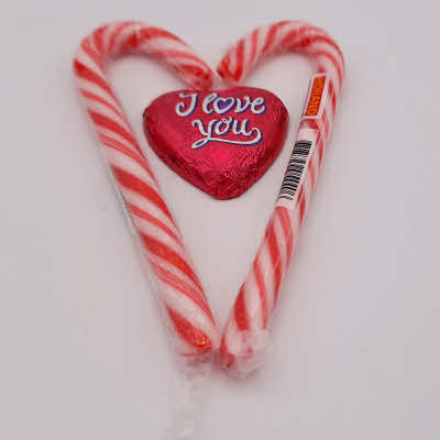 Kaart met candy canes en chocolade hartje