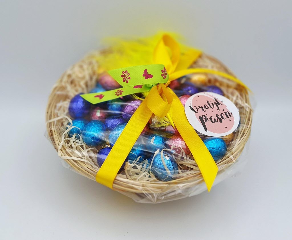 Mandje met folie paaseitjes en decoratie