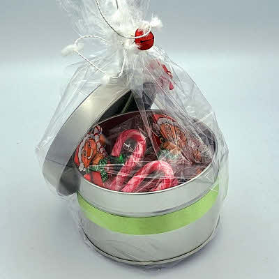 Blikje 2 koekman chocolaatje, mini candy canes en zuurtjes