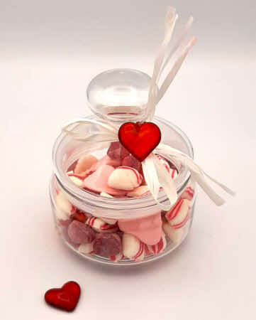 Glazen potje met stolpdeksel met Valentijnssnoep